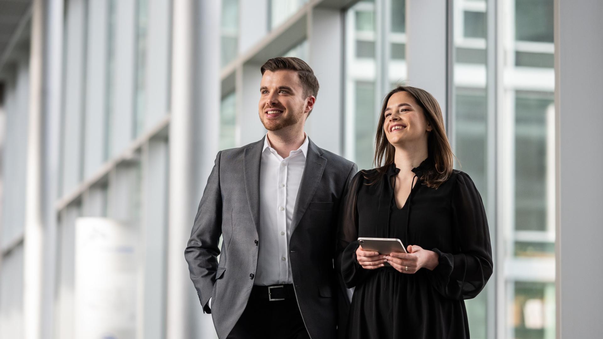 Junger Mann und Frau in Flur