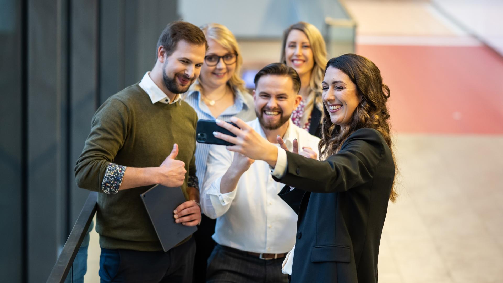 Mitarbeiter machen ein Foto