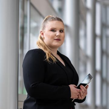 Kaufleute für Versicherungen und Finanzanlagen: Junge Frau im Büro