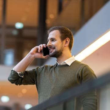 Kundenberater:in im Vertrieb: Junger Mann am Telefon