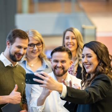 Gruppe macht Selfie