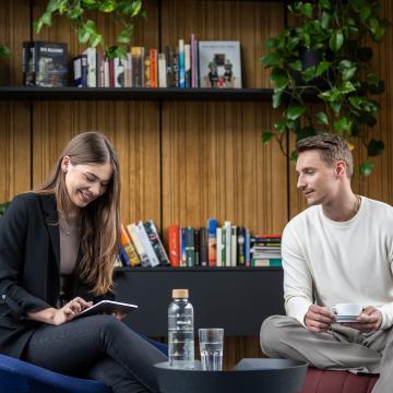 Junger Mann und junge Frau im Gespräch